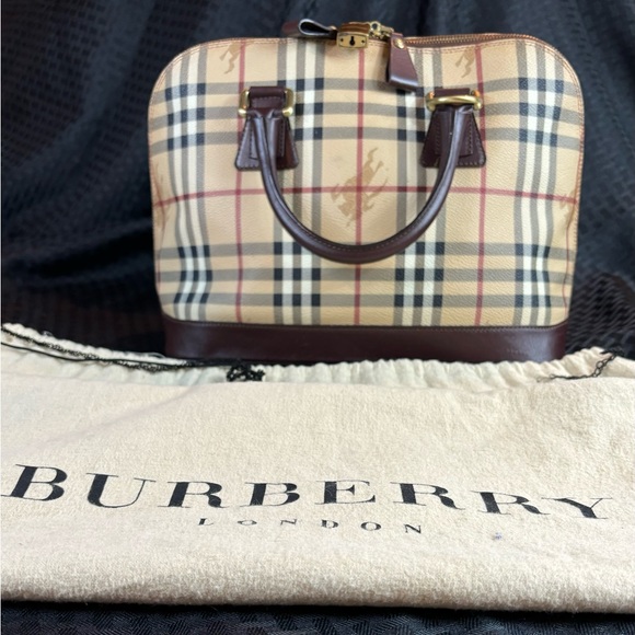Burberry Handbags - EUC Burberry w/lock, key, and dustbag 🏇
